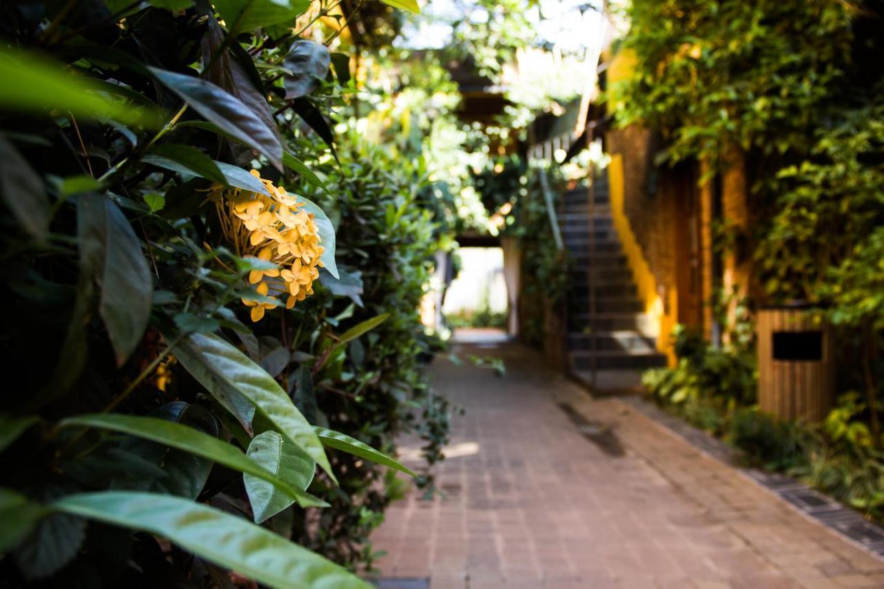 Hotel Bougainviller Kampala Bagian luar foto